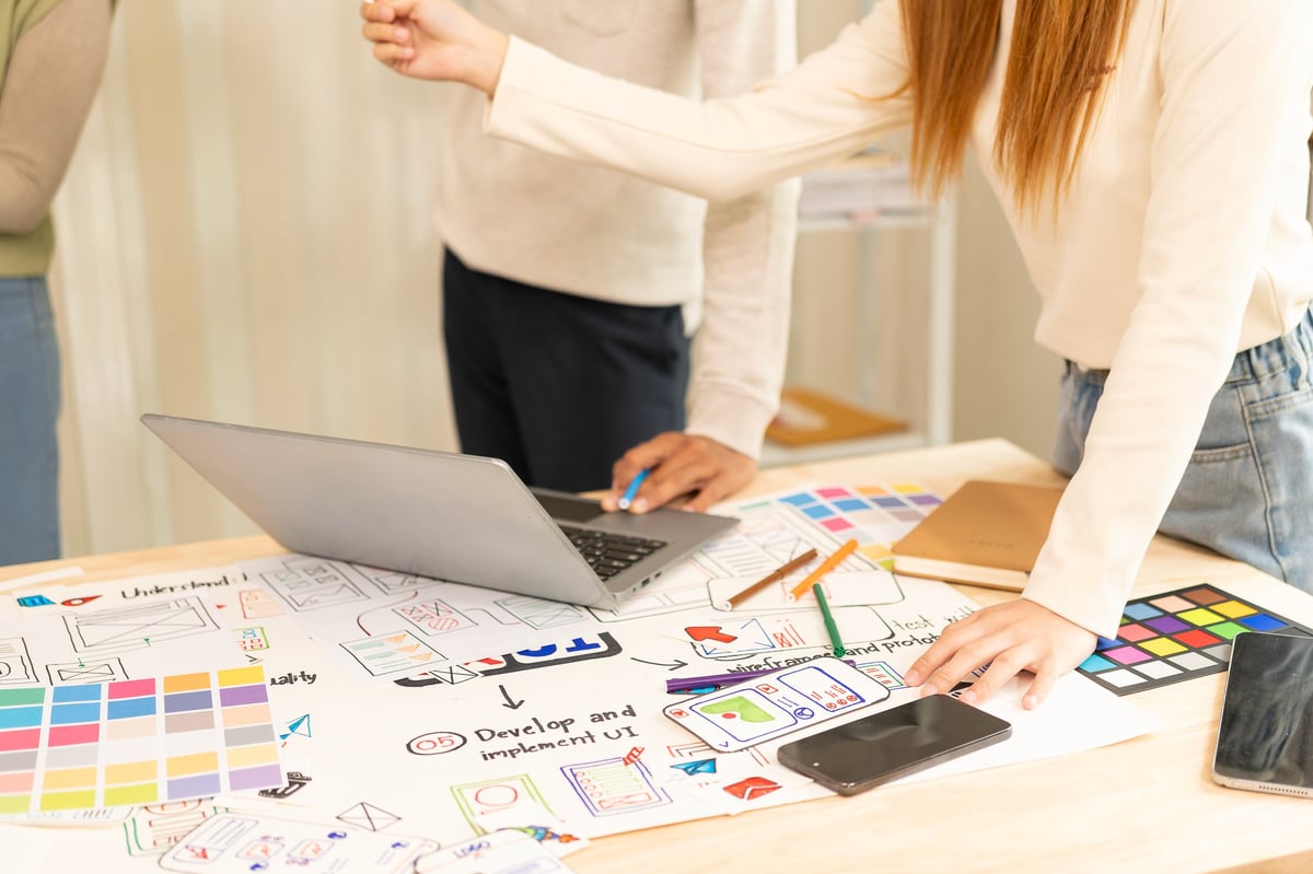 Diseñadores trabajando en web